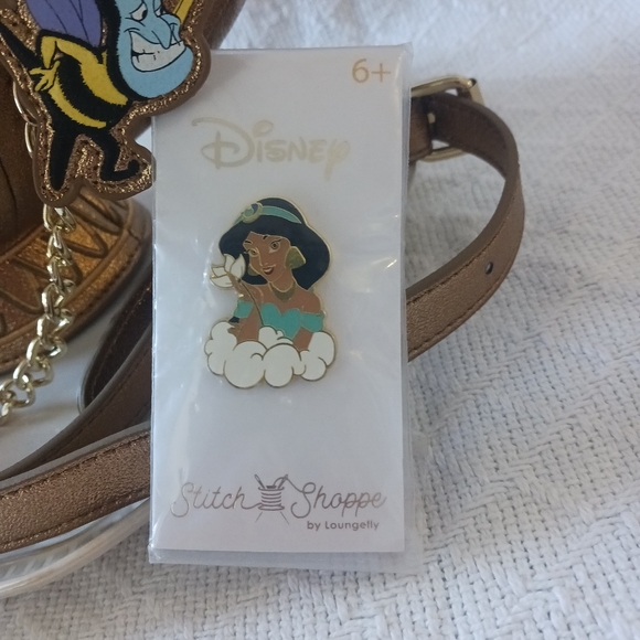 Stitch Shoppe by Loungefly × Disney Aladdin Genie Lamp Crossbody Bag - Picture 3 of 16